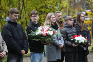 28.10.2025 Kielce. Cmentarz Partyzancki. Obchody upamiętniające 86. rocznicę tragicznej śmierci Prezydenta Stefana Artwińskiego / Fot. Wiktor Taszłow - Radio Kielce