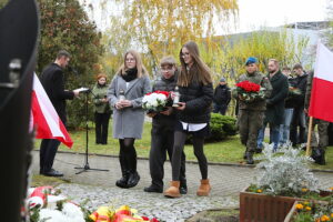 28.10.2025 Kielce. Cmentarz Partyzancki. Obchody upamiętniające 86. rocznicę tragicznej śmierci Prezydenta Stefana Artwińskiego / Fot. Wiktor Taszłow - Radio Kielce