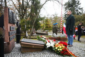 28.10.2025 Kielce. Cmentarz Partyzancki. Obchody upamiętniające 86. rocznicę tragicznej śmierci Prezydenta Stefana Artwińskiego / Fot. Wiktor Taszłow - Radio Kielce