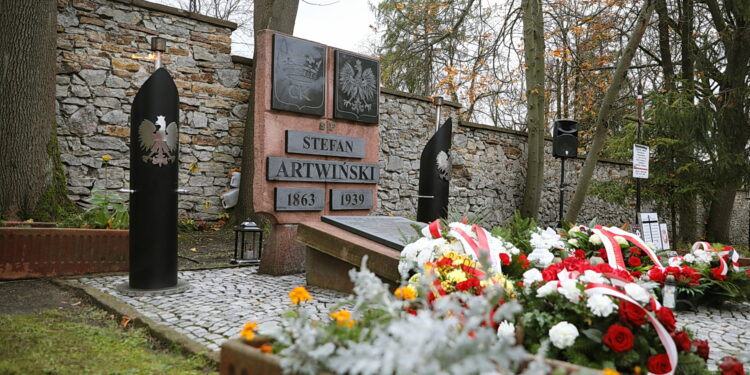 Rocznica tragicznej śmierci prezydenta Stefana Artwińskiego - Radio Kielce 28.10.2025 Kielce. Cmentarz Partyzancki. Obchody upamiętniające 86. rocznicę tragicznej śmierci Prezydenta Stefana Artwińskiego / Fot. Wiktor Taszłow - Radio Kielce