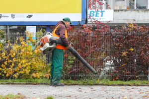 28.10.2025. Kielce. Prace porządkowe przed uroczystością Wszystkich Świętych / Fot. Wiktor Taszłow - Radio Kielce