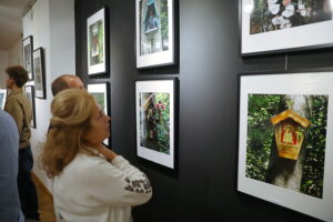 Ślady przemijającego czasu w kapliczkach nadrzewnych - Radio Kielce 28.10.2025. Kielce. OMPiO. Wernisaż wystawy zdjęć „Kapliczki nadrzewne” / Fot. Wiktor Taszłow – Radio Kielce