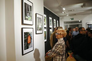 Ślady przemijającego czasu w kapliczkach nadrzewnych - Radio Kielce 28.10.2025. Kielce. OMPiO. Wernisaż wystawy zdjęć „Kapliczki nadrzewne” / Fot. Wiktor Taszłow – Radio Kielce