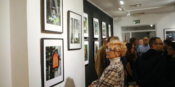 28.10.2025. Kielce. OMPiO. Wernisaż wystawy zdjęć „Kapliczki nadrzewne” / Fot. Wiktor Taszłow – Radio Kielce