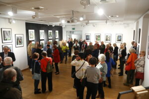 Ślady przemijającego czasu w kapliczkach nadrzewnych - Radio Kielce 28.10.2025. Kielce. OMPiO. Wernisaż wystawy zdjęć „Kapliczki nadrzewne” / Fot. Wiktor Taszłow – Radio Kielce