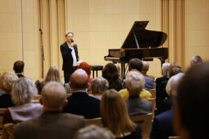 „Puszcza jodłowa” w prezencie dla uczestników recitalu fortepianowego - Radio Kielce 28.10.2025. Kielce. Filharmonia Świętokrzyska. Koncert Andrzeja Wiercińskiego, pianisty połączony z prezentacją dwujęzycznego wydania „Puszczy jodłowej” / Fot. Wiktor Taszłow - Radio Kielce