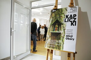 Ślady przemijającego czasu w kapliczkach nadrzewnych - Radio Kielce 28.10.2025. Kielce. OMPiO. Wernisaż wystawy zdjęć „Kapliczki nadrzewne” / Fot. Wiktor Taszłow – Radio Kielce