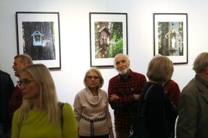 Ślady przemijającego czasu w kapliczkach nadrzewnych - Radio Kielce 28.10.2025. Kielce. OMPiO. Wernisaż wystawy zdjęć „Kapliczki nadrzewne” / Fot. Wiktor Taszłow – Radio Kielce