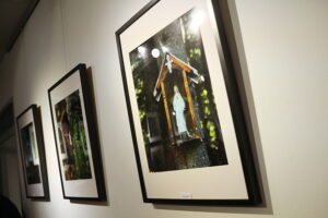 Ślady przemijającego czasu w kapliczkach nadrzewnych - Radio Kielce 28.10.2025. Kielce. OMPiO. Wernisaż wystawy zdjęć „Kapliczki nadrzewne” / Fot. Wiktor Taszłow – Radio Kielce