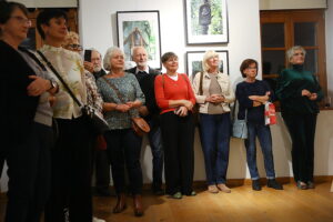 Ślady przemijającego czasu w kapliczkach nadrzewnych - Radio Kielce 28.10.2025. Kielce. OMPiO. Wernisaż wystawy zdjęć „Kapliczki nadrzewne” / Fot. Wiktor Taszłow – Radio Kielce