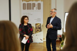 Ślady przemijającego czasu w kapliczkach nadrzewnych - Radio Kielce 28.10.2025. Kielce. OMPiO. Wernisaż wystawy zdjęć „Kapliczki nadrzewne” / Fot. Wiktor Taszłow – Radio Kielce