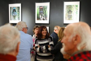 Ślady przemijającego czasu w kapliczkach nadrzewnych - Radio Kielce 28.10.2025. Kielce. OMPiO. Wernisaż wystawy zdjęć „Kapliczki nadrzewne” / Fot. Wiktor Taszłow – Radio Kielce