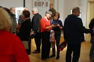 Ślady przemijającego czasu w kapliczkach nadrzewnych - Radio Kielce 28.10.2025. Kielce. OMPiO. Wernisaż wystawy zdjęć „Kapliczki nadrzewne” / Fot. Wiktor Taszłow – Radio Kielce