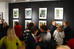 Ślady przemijającego czasu w kapliczkach nadrzewnych - Radio Kielce 28.10.2025. Kielce. OMPiO. Wernisaż wystawy zdjęć „Kapliczki nadrzewne” / Fot. Wiktor Taszłow – Radio Kielce