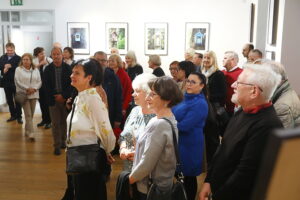 Ślady przemijającego czasu w kapliczkach nadrzewnych - Radio Kielce 28.10.2025. Kielce. OMPiO. Wernisaż wystawy zdjęć „Kapliczki nadrzewne” / Fot. Wiktor Taszłow – Radio Kielce