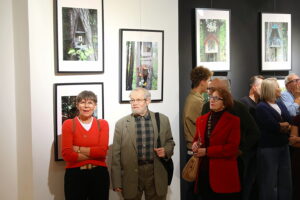 Ślady przemijającego czasu w kapliczkach nadrzewnych - Radio Kielce 28.10.2025. Kielce. OMPiO. Wernisaż wystawy zdjęć „Kapliczki nadrzewne” / Fot. Wiktor Taszłow – Radio Kielce