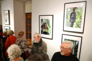 Ślady przemijającego czasu w kapliczkach nadrzewnych - Radio Kielce 28.10.2025. Kielce. OMPiO. Wernisaż wystawy zdjęć „Kapliczki nadrzewne” / Fot. Wiktor Taszłow – Radio Kielce