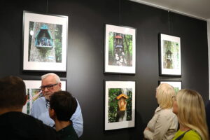 Ślady przemijającego czasu w kapliczkach nadrzewnych - Radio Kielce 28.10.2025. Kielce. OMPiO. Wernisaż wystawy zdjęć „Kapliczki nadrzewne” / Fot. Wiktor Taszłow – Radio Kielce