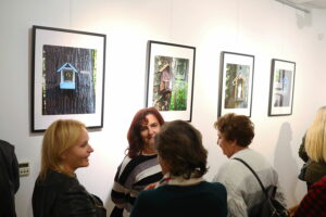 Ślady przemijającego czasu w kapliczkach nadrzewnych - Radio Kielce 28.10.2025. Kielce. OMPiO. Wernisaż wystawy zdjęć „Kapliczki nadrzewne” / Fot. Wiktor Taszłow – Radio Kielce