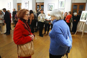 Ślady przemijającego czasu w kapliczkach nadrzewnych - Radio Kielce 28.10.2025. Kielce. OMPiO. Wernisaż wystawy zdjęć „Kapliczki nadrzewne” / Fot. Wiktor Taszłow – Radio Kielce