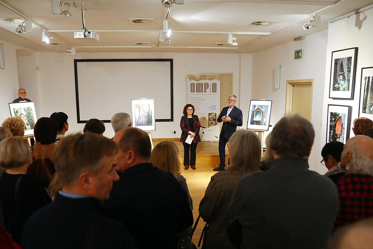 Ślady przemijającego czasu w kapliczkach nadrzewnych