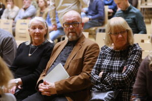 „Puszcza jodłowa” w prezencie dla uczestników recitalu fortepianowego - Radio Kielce 28.10.2025. Kielce. Filharmonia Świętokrzyska. Koncert Andrzeja Wiercińskiego, pianisty połączony z prezentacją dwujęzycznego wydania „Puszczy jodłowej” / Fot. Wiktor Taszłow - Radio Kielce