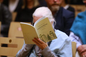 „Puszcza jodłowa” w prezencie dla uczestników recitalu fortepianowego - Radio Kielce 28.10.2025. Kielce. Filharmonia Świętokrzyska. Koncert Andrzeja Wiercińskiego, pianisty połączony z prezentacją dwujęzycznego wydania „Puszczy jodłowej” / Fot. Wiktor Taszłow - Radio Kielce