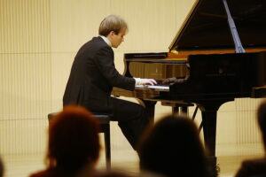 „Puszcza jodłowa” w prezencie dla uczestników recitalu fortepianowego - Radio Kielce 28.10.2025. Kielce. Filharmonia Świętokrzyska. Koncert Andrzeja Wiercińskiego, pianisty połączony z prezentacją dwujęzycznego wydania „Puszczy jodłowej” / Fot. Wiktor Taszłow - Radio Kielce