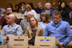 „Puszcza jodłowa” w prezencie dla uczestników recitalu fortepianowego - Radio Kielce 28.10.2025. Kielce. Filharmonia Świętokrzyska. Koncert Andrzeja Wiercińskiego, pianisty połączony z prezentacją dwujęzycznego wydania „Puszczy jodłowej” / Fot. Wiktor Taszłow - Radio Kielce