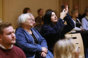 „Puszcza jodłowa” w prezencie dla uczestników recitalu fortepianowego - Radio Kielce 28.10.2025. Kielce. Filharmonia Świętokrzyska. Koncert Andrzeja Wiercińskiego, pianisty połączony z prezentacją dwujęzycznego wydania „Puszczy jodłowej” / Fot. Wiktor Taszłow - Radio Kielce