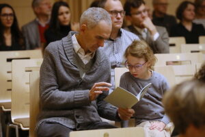 „Puszcza jodłowa” w prezencie dla uczestników recitalu fortepianowego - Radio Kielce 28.10.2025. Kielce. Filharmonia Świętokrzyska. Koncert Andrzeja Wiercińskiego, pianisty połączony z prezentacją dwujęzycznego wydania „Puszczy jodłowej” / Fot. Wiktor Taszłow - Radio Kielce