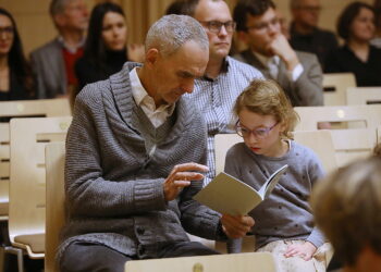 „Puszcza jodłowa” w prezencie dla uczestników recitalu fortepianowego - Radio Kielce 28.10.2025. Kielce. Filharmonia Świętokrzyska. Koncert Andrzeja Wiercińskiego, pianisty połączony z prezentacją dwujęzycznego wydania „Puszczy jodłowej” / Fot. Wiktor Taszłow - Radio Kielce