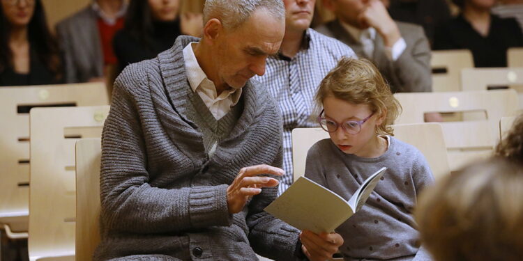 „Puszcza jodłowa” w prezencie dla uczestników recitalu fortepianowego - Radio Kielce 28.10.2025. Kielce. Filharmonia Świętokrzyska. Koncert Andrzeja Wiercińskiego, pianisty połączony z prezentacją dwujęzycznego wydania „Puszczy jodłowej” / Fot. Wiktor Taszłow - Radio Kielce