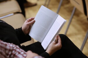 „Puszcza jodłowa” w prezencie dla uczestników recitalu fortepianowego - Radio Kielce 28.10.2025. Kielce. Filharmonia Świętokrzyska. Koncert Andrzeja Wiercińskiego, pianisty połączony z prezentacją dwujęzycznego wydania „Puszczy jodłowej” / Fot. Wiktor Taszłow - Radio Kielce