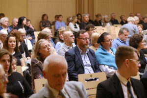 „Puszcza jodłowa” w prezencie dla uczestników recitalu fortepianowego - Radio Kielce 28.10.2025. Kielce. Filharmonia Świętokrzyska. Koncert Andrzeja Wiercińskiego, pianisty połączony z prezentacją dwujęzycznego wydania „Puszczy jodłowej” / Fot. Wiktor Taszłow - Radio Kielce