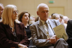 „Puszcza jodłowa” w prezencie dla uczestników recitalu fortepianowego - Radio Kielce 28.10.2025. Kielce. Filharmonia Świętokrzyska. Koncert Andrzeja Wiercińskiego, pianisty połączony z prezentacją dwujęzycznego wydania „Puszczy jodłowej” / Fot. Wiktor Taszłow - Radio Kielce