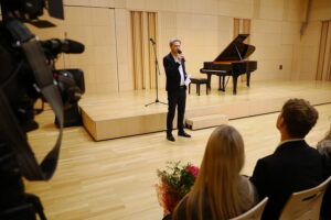 „Puszcza jodłowa” w prezencie dla uczestników recitalu fortepianowego - Radio Kielce 28.10.2025. Kielce. Filharmonia Świętokrzyska. Koncert Andrzeja Wiercińskiego, pianisty połączony z prezentacją dwujęzycznego wydania „Puszczy jodłowej” / Fot. Wiktor Taszłow - Radio Kielce