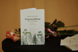 „Puszcza jodłowa” w prezencie dla uczestników recitalu fortepianowego - Radio Kielce 28.10.2025. Kielce. Filharmonia Świętokrzyska. Koncert Andrzeja Wiercińskiego, pianisty połączony z prezentacją dwujęzycznego wydania „Puszczy jodłowej” / Fot. Wiktor Taszłow - Radio Kielce