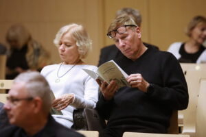 „Puszcza jodłowa” w prezencie dla uczestników recitalu fortepianowego - Radio Kielce 28.10.2025. Kielce. Filharmonia Świętokrzyska. Koncert Andrzeja Wiercińskiego, pianisty połączony z prezentacją dwujęzycznego wydania „Puszczy jodłowej” / Fot. Wiktor Taszłow - Radio Kielce