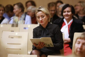 „Puszcza jodłowa” w prezencie dla uczestników recitalu fortepianowego - Radio Kielce 28.10.2025. Kielce. Filharmonia Świętokrzyska. Koncert Andrzeja Wiercińskiego, pianisty połączony z prezentacją dwujęzycznego wydania „Puszczy jodłowej” / Fot. Wiktor Taszłow - Radio Kielce