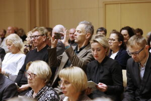 „Puszcza jodłowa” w prezencie dla uczestników recitalu fortepianowego - Radio Kielce 28.10.2025. Kielce. Filharmonia Świętokrzyska. Koncert Andrzeja Wiercińskiego, pianisty połączony z prezentacją dwujęzycznego wydania „Puszczy jodłowej” / Fot. Wiktor Taszłow - Radio Kielce