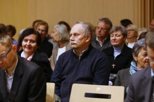 „Puszcza jodłowa” w prezencie dla uczestników recitalu fortepianowego - Radio Kielce 28.10.2025. Kielce. Filharmonia Świętokrzyska. Koncert Andrzeja Wiercińskiego, pianisty połączony z prezentacją dwujęzycznego wydania „Puszczy jodłowej” / Fot. Wiktor Taszłow - Radio Kielce