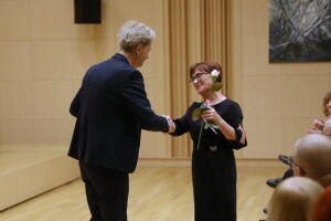 „Puszcza jodłowa” w prezencie dla uczestników recitalu fortepianowego - Radio Kielce 28.10.2025. Kielce. Filharmonia Świętokrzyska. Koncert Andrzeja Wiercińskiego, pianisty połączony z prezentacją dwujęzycznego wydania „Puszczy jodłowej” / Fot. Wiktor Taszłow - Radio Kielce