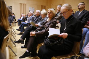 „Puszcza jodłowa” w prezencie dla uczestników recitalu fortepianowego - Radio Kielce 28.10.2025. Kielce. Filharmonia Świętokrzyska. Koncert Andrzeja Wiercińskiego, pianisty połączony z prezentacją dwujęzycznego wydania „Puszczy jodłowej” / Fot. Wiktor Taszłow - Radio Kielce