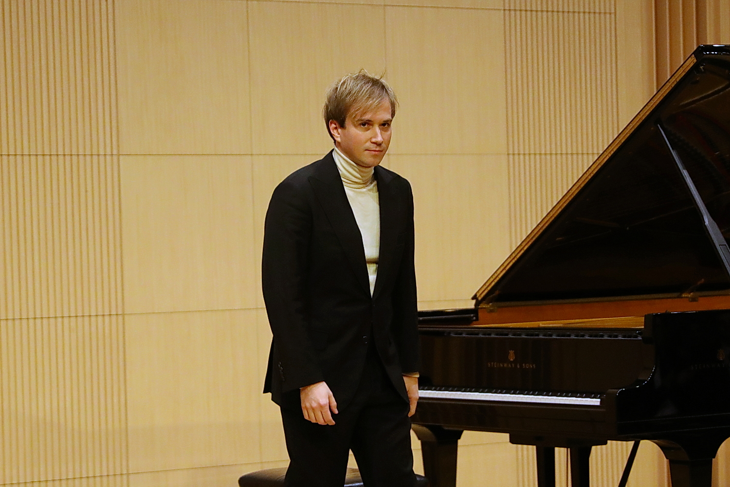 „Puszcza jodłowa” w prezencie dla uczestników recitalu fortepianowego - Radio Kielce 28.10.2025. Kielce. Filharmonia Świętokrzyska. Koncert Andrzeja Wiercińskiego, pianisty połączony z prezentacją dwujęzycznego wydania „Puszczy jodłowej” / Fot. Wiktor Taszłow - Radio Kielce