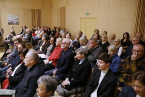 „Puszcza jodłowa” w prezencie dla uczestników recitalu fortepianowego - Radio Kielce 28.10.2025. Kielce. Filharmonia Świętokrzyska. Koncert Andrzeja Wiercińskiego, pianisty połączony z prezentacją dwujęzycznego wydania „Puszczy jodłowej” / Fot. Wiktor Taszłow - Radio Kielce