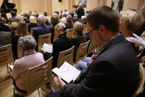 „Puszcza jodłowa” w prezencie dla uczestników recitalu fortepianowego - Radio Kielce 28.10.2025. Kielce. Filharmonia Świętokrzyska. Koncert Andrzeja Wiercińskiego, pianisty połączony z prezentacją dwujęzycznego wydania „Puszczy jodłowej” / Fot. Wiktor Taszłow - Radio Kielce