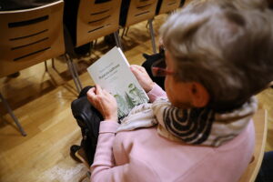 „Puszcza jodłowa” w prezencie dla uczestników recitalu fortepianowego - Radio Kielce 28.10.2025. Kielce. Filharmonia Świętokrzyska. Koncert Andrzeja Wiercińskiego, pianisty połączony z prezentacją dwujęzycznego wydania „Puszczy jodłowej” / Fot. Wiktor Taszłow - Radio Kielce