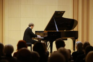 „Puszcza jodłowa” w prezencie dla uczestników recitalu fortepianowego - Radio Kielce 28.10.2025. Kielce. Filharmonia Świętokrzyska. Koncert Andrzeja Wiercińskiego, pianisty połączony z prezentacją dwujęzycznego wydania „Puszczy jodłowej” / Fot. Wiktor Taszłow - Radio Kielce