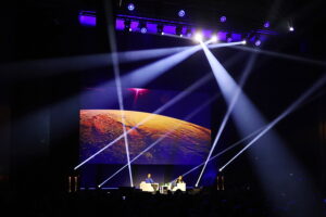 Tłumy na spotkaniu z polskim astronautą - Radio Kielce 29.10.2025. Targi Kielce. Spotkanie Sławosza Uznańskiego-Wiśniewskiego z mieszkańcami Kielc / Fot. Wiktor Taszłow - Radio Kielce